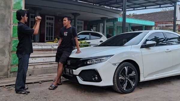 Para pemuda Bondowoso bikin konten dengan latar mobil mewah hasil dari youtube