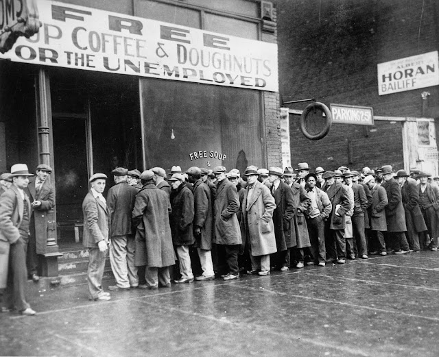 Bezrobotni w Chicago stoją w kolejce po darmową zupę z jadłodajni Ala Capone.