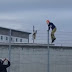 [VIDEO / PHOTOS] Un « Dalton » saute le grillage de la prison de Lyon-Corbas pour lancer un colis et repart sans être arrêté 