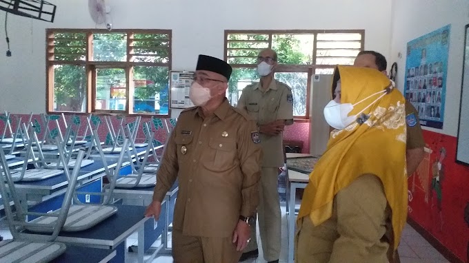 Tinjau Pelaksanaan PTM 100 Persen. Walikota Ingatkan Jaga Jarak Antar Siswa