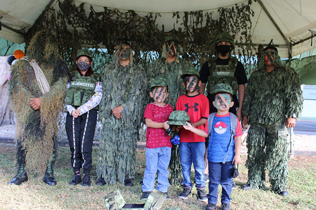 Familias conviven con militares en Paseo Dominical