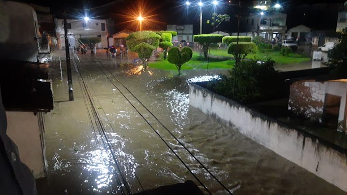 Dário Meira: Chuva causa alagamento e deixa moradores desalojados