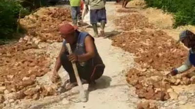 Swadaya Masyarakat Sumbersari Desa Rek-kerrek Memperbaiki Jalan Poros, Bupati Hanya Sibuk Pencitraan