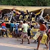 Carreta que transportava cervejas tomba em rodovia na Bahia e carga é saqueada