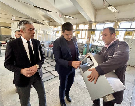 Kaymakam Turan, Bozkır'da üretilen ​soba ve mobilya malzemeleri inceledi.