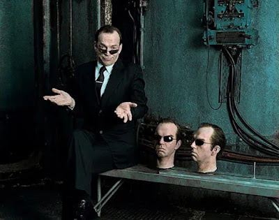 El actor Hugo Weaving con las cabezas del Agente Smith en The Matrix Revolutions