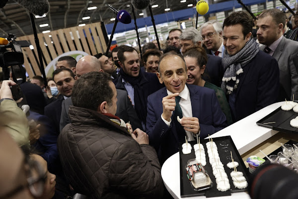 Pour sa première au salon de l’Agriculture, Éric Zemmour façonne son image de candidat populaire