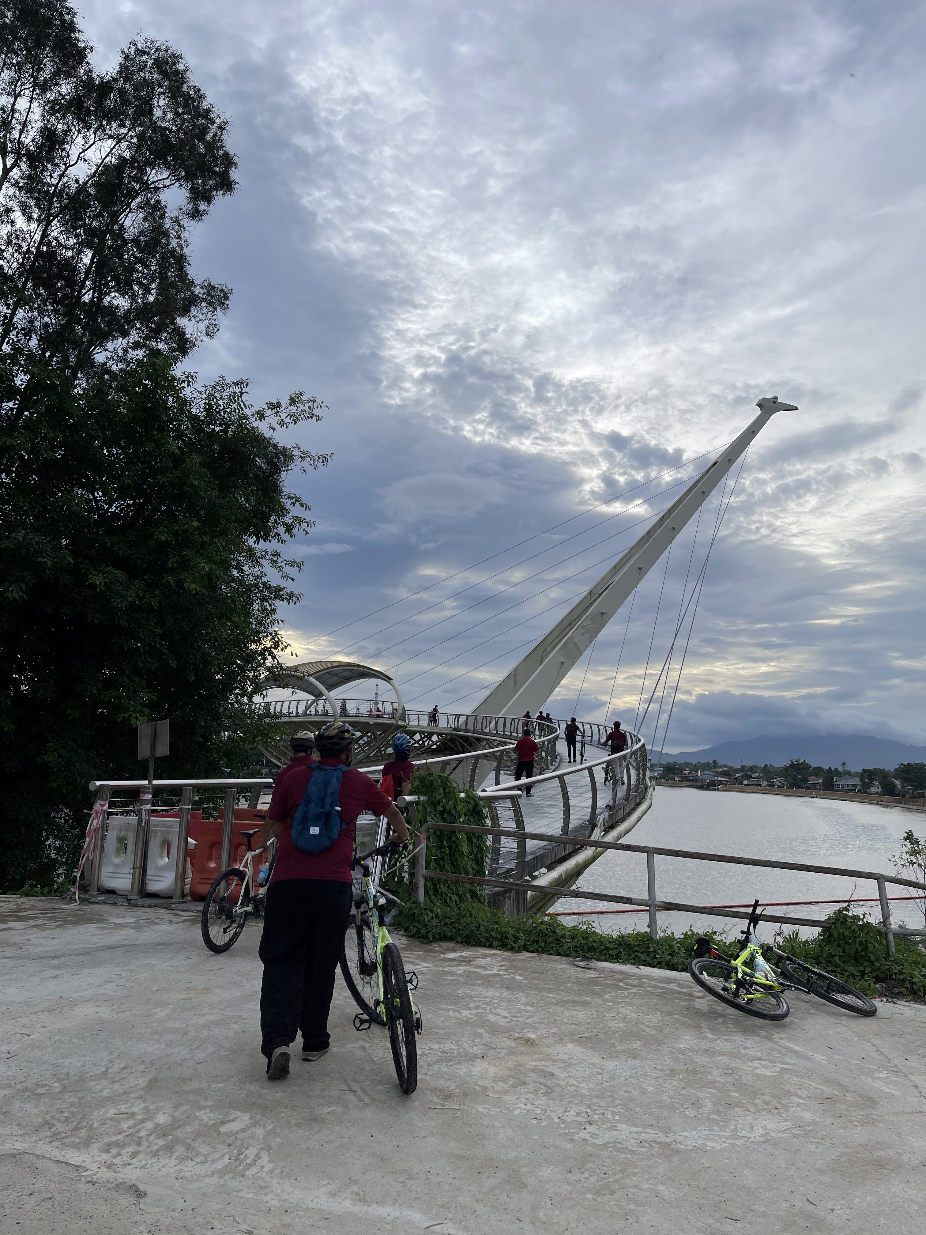 PARADESA BORNEO BAWA KELILING BANDAR KUCHING DENGAN BASIKAL