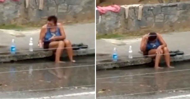 ÉXITO | En Prados del Este salen a las calles a bañarse en las tuberías rotas