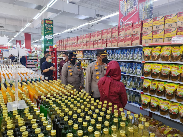 Kapolresta Banda Aceh Kombes Joko Krisdiyanto sedang memantau ketersediaan Minyak Goreng di Ritel Modern di Banda Aceh, Kamis (18/3/2022) [Foto/Humas Polda]