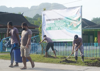 Semen Tonasa Berinisiatif Adakan Bersih-Bersih Kampung Bersama Warga