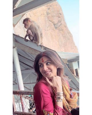 Shilpa Shetty takes blessing from Saptashrungi Devi