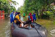 Polres Cilacap Evakuasi Warga Terdampak Banjir dan Distribusikan Bantuan dari KEMENSOS RI dan DINSOS Kab. Cilacap