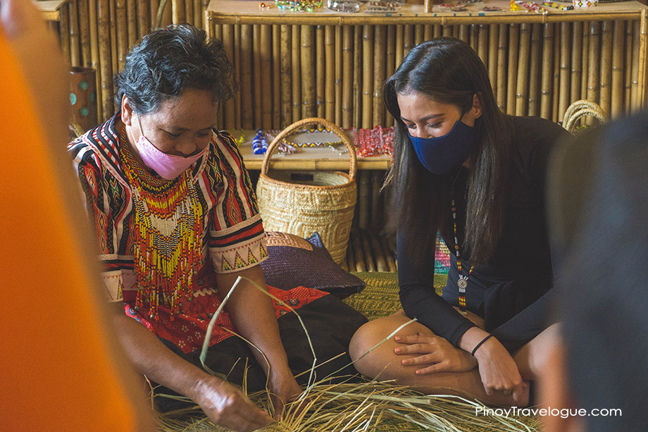 A Tagoloanen women while weaving