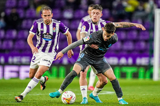 Nacho y Cristo González disputan un balón con Álex Baena. REAL VALLADOLID C. F. 2 GIRONA F. C. 2 Sábado 12/02/2022, 18:15 horas. Campeonato de Liga de 2ª División, jornada 27. Valladolid, estadio José Zorrilla: 14.750 espectadores.