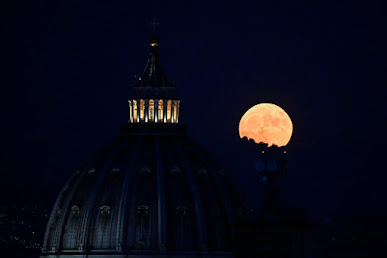 La Superluna alle spalle della cupola di San Pietro