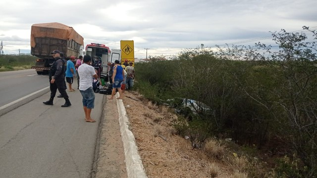 Acidente em BR-304 causa morte de 2 pessoas e deixam 3 feridas