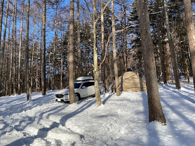 新雪が降り積もったキャンプ場内