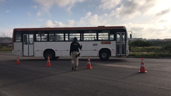 ÔNIBUS QUE REALIZAVAM TRANSPORTE IRREGULAR DE ESTUDANTES SÃO RETIDOS PELA PRF NA BR-104, EM CARUARU