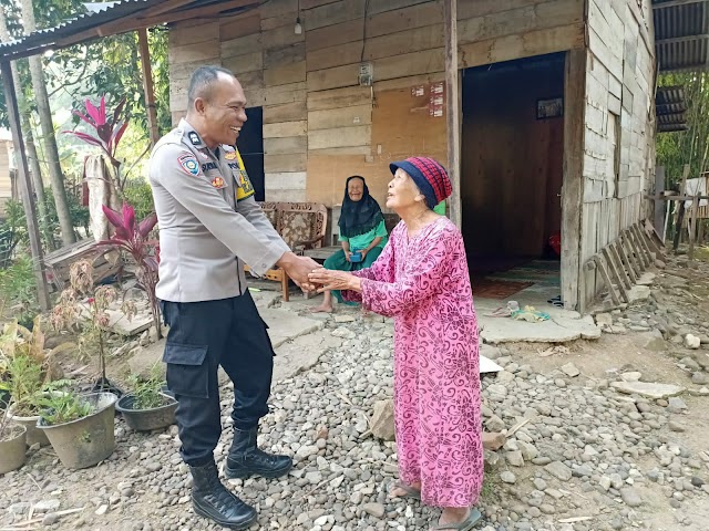 Berikan Bantuan Kepada Salah Satu Warga Kurang Mampu, Sebagai Wujud Kepedulian Bhabinkamtibmas  Terhadap Sesama