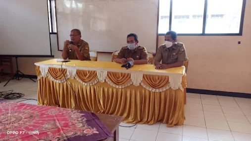 Sosialisasi UKBI untuk dunia Pendidikan di Kabupaten Sumedang | Sosialisasi peningkatan kemahiran dan Penjaminan mutu berbahasa Penutur bahasa Indoneisa melalui Uji Kemahiran Berbahasa Indonesia (UKBI) disampaikan oleh Sekretaris Dinas Pendidikan Dr. Dian Sukmara,M.Pd di dampingi kepala SMPN 4 Sumedang bpk Drs. Edeng Sutarya,M.MPd serta Kasi Kurikulum Wawan Herlawan,S.Pd.,M.M.Pd Dinas Pendidikan Kabupaten Sumedang.