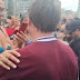 Aos gritos de “mito”, Bolsonaro cumprimenta apoiadores em praia no Guarujá SP. VÍDEO.