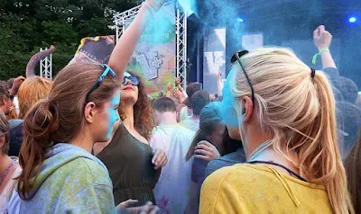 Holi festival in Peru: पेरू देश में बड़े हर्षोल्लास के साथ रंगों का त्यौहार होली मनाया जाता है। यहां