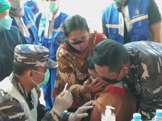 Tim Vaksinator  AAL Terlibat Dalam Serbuan Vaksinasi Merdeka di Lapangan TOR Surabaya