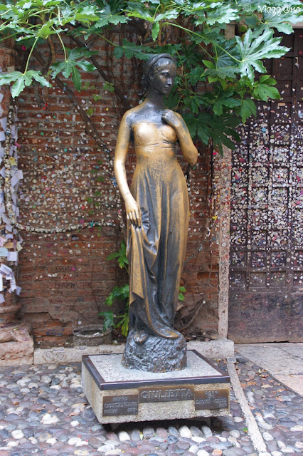 La statua di Giulietta si trova nel giardino della Casa di Giulietta