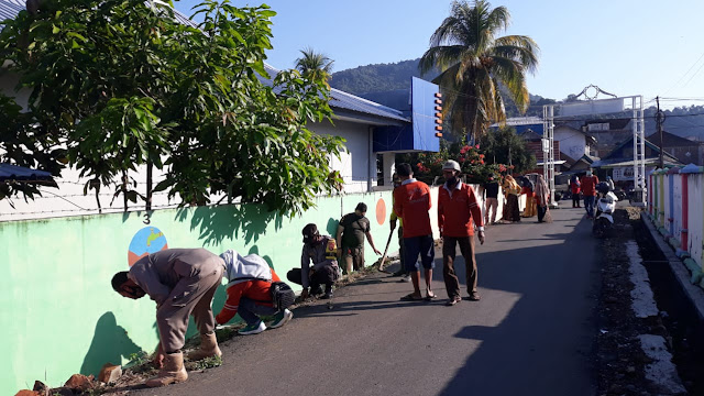 Sambut Harlah KSB, Bhabinkamtibmas Arab Kenangan Lakukan Gotong Royong Bersama Warga