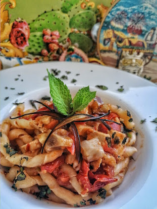 Pasta al forno con melanzane e pesce spada