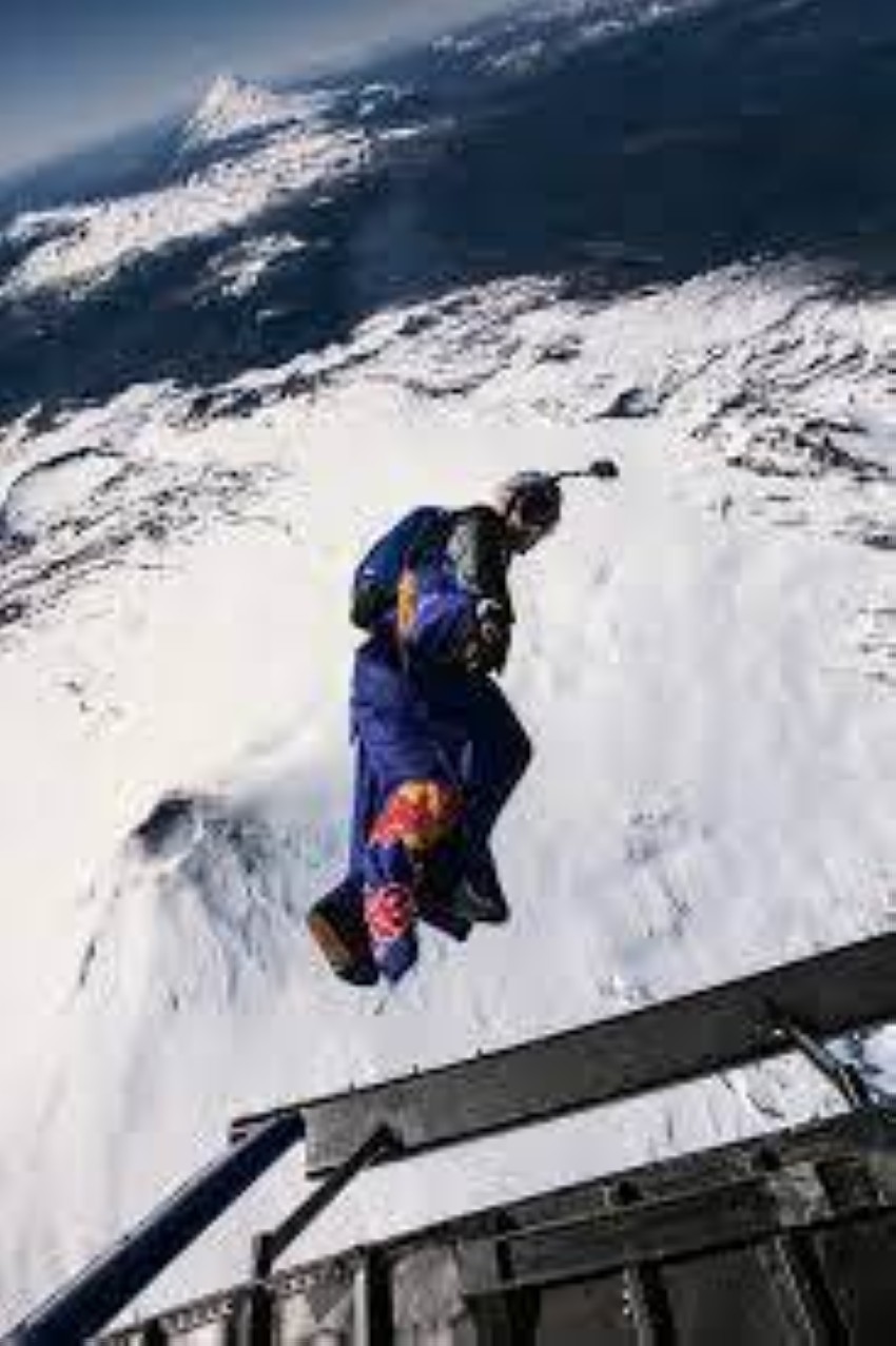 video : Sebastian Alvarez .. From 11 thousand feet to the house of the devil .. Chile storms the crater of a volcano A Chilean adventurer jumped from a helicopter at 11,000 feet and crossed the 656-foot-wide Villarrica crater, known as the "Devil's House" in Chile.