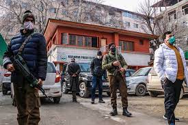 'Coup' in Kashmir Press Club, Editors Guild questions role of police The Editors Guild of India has said that the Editors Guild of India is shocked by the way a group of Kashmir journalists along with security forces have taken over the office and management of the Press Club.  The Kashmir Press Club was captured by a group of journalists on Saturday with the help of the police administration and took over its management. Earlier, the administration had also suspended the registration of Kashmir Press Club. There is a lot of anger among the journalists of Jammu and Kashmir. The Editors Guild of India has also criticized it and questioned the role of the police in this whole incident. After the suspension of the registration by the Jammu and Kashmir administration, the Kashmir Press Club has been forcibly occupied and locked. No journalist was allowed to enter the Press Club premises on Sunday.  On Saturday, a group of journalists along with security forces reached the Press Club and announced to take over its management. The new management claims that it has the support of all the members but journalists are denying it. Salim Pandit associated with the new management said that we have your, mine, everyone's support. Due to the delay in elections, we have taken over the day-to-day affairs of the Press Club. Give us time and we will do everything for the club. You are part of it. Tell me or not? I am not. On the other hand, the Editors Guild of India and the Mumbai Press Club have reacted strongly to this occupation of Kashmir Press Club.  The Editors Guild of India has said that the Editors Guild of India is shocked by the way a group of Kashmir journalists along with security forces have taken over the office and management of the Press Club. The Guild is equally concerned about the arbitrary suspension of the registration of the Kashmir Press Club. On Friday, the Jammu and Kashmir administration suspended the registration of the Kashmir Press Club saying that the CID of the Jammu and Kashmir Police has received an adverse report against the management.  About two weeks ago, the administration had renewed the registration of the Kashmir Press Club, but a day later, when the Press Club announced that its elections would be held on February 15, the registration was suspended. The elections for this largest organization of journalists in Kashmir have been pending for a long time due to the issue of renewal of registration. The former Chief Minister of Jammu and Kashmir has told the hand of the state administration behind the capture of the Press Club. On the other hand, journalists are calling it part of the attack on the media in the Kashmir Valley.  Journalist Akash Hasan said on the development that it seemed as if he had come down with a large number of security forces in the premises of the Press Club. This is a possession done with the support of the state government. The Editors Guild of India says that it is shocked by the way a group of journalists in Kashmir along with the security forces have taken over the office and management of the Press Club. The Guild is equally concerned about the arbitrary suspension of registration of the Kashmir Press Club.
