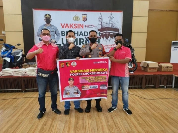 Percepatan Vaksinasi COVID-19, Polres Lhokseumawe Gandeng Smartfren Bagikan Sembako untuk Peserta Vaksinasi