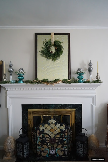 How to decorate Christmas mantel