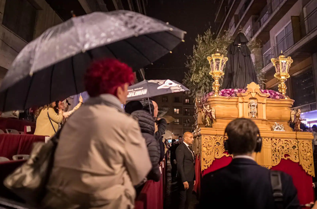 El Cautivo con chubasquero durante la lluvia el Domingo de Ramos de 2024.