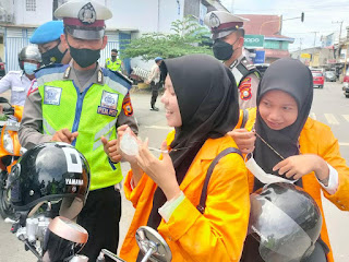 Ops Keselamatan, Polantas Bone, Bagi-Bagi Masker Hingga Beras ke Pengendara Tertib