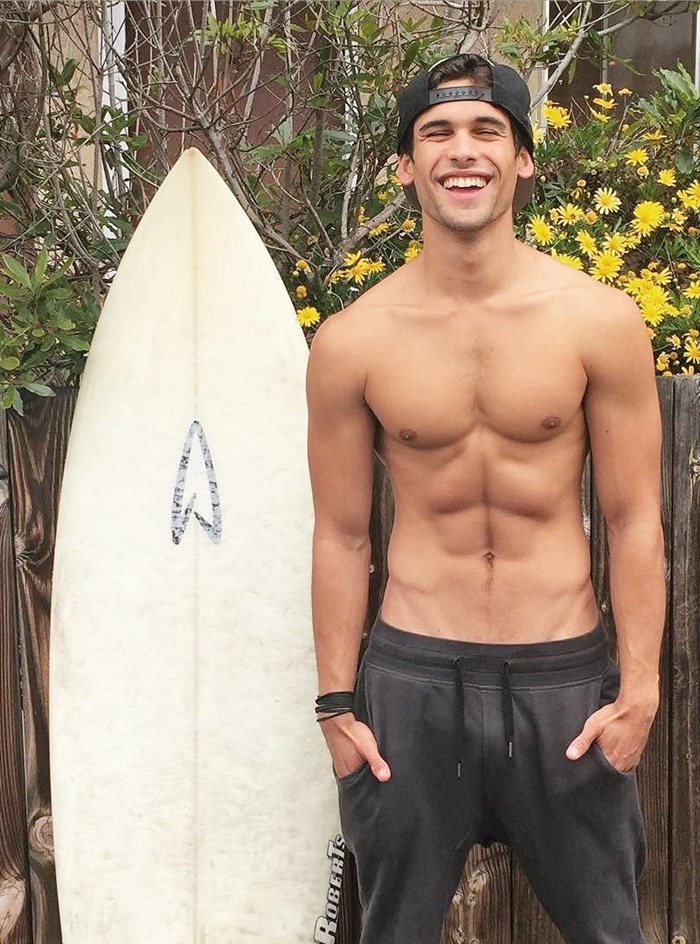 sexy-shirtless-guy-surfer-smile