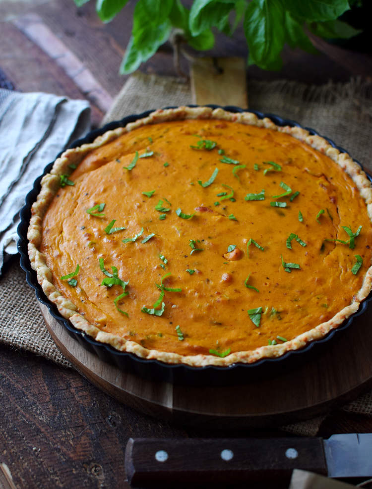 Tarta salada de calabaza con masa con queso cheddar