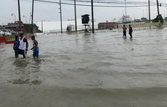 Video | Caos en las calles: lluvias inundan la capital y parte de Santo Domingo