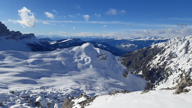 Die bekannten Modetouren wurden zum Teil überrannt. Im Bild unzählige Spuren auf den  Hängen des Zendleser Kofels im Villnößtal. (Foto: Lawinenwarndienst Südtirol, 08.01.2022)