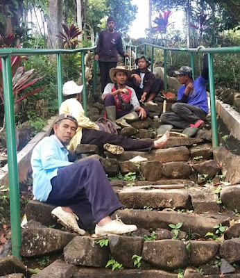 Fhoto arsip kerja bakti tangga naik situs gunung padang