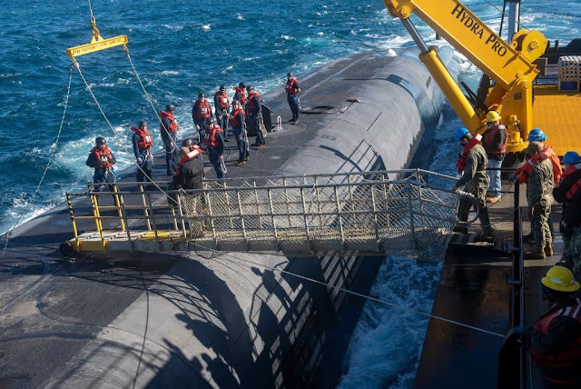 El-submarino-USS-Wyoming-(SSBN-742)-realiza-un-relevo-de-comando-y-tripulación-en-el-mar