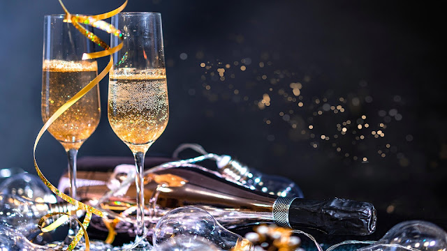 New Year champagne, glasses, bottle, holiday wallpaper