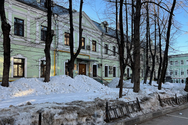 Новая Басманная улица, дворы, бывший флигель городской усадьбы Н. Д. Стахеева (построен в 1901 году)