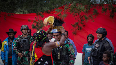 Menjadi Warga Kehormatan Suku Dani, Dansatgas Pamtas Mobile Raider 300/Brajawijaya Diberi Gelar Kogoya
