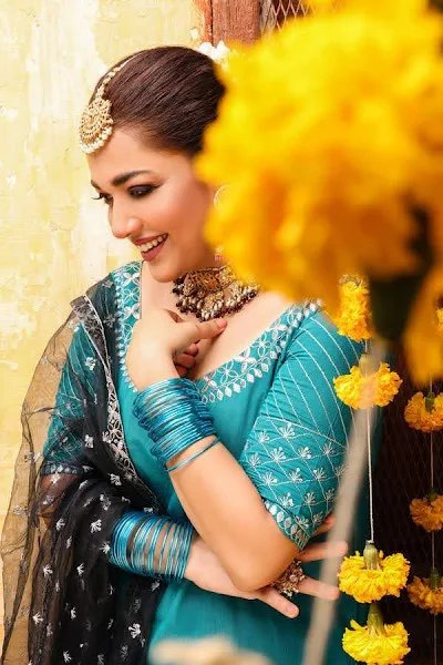 Sanam Jung Vibrant shoot for Anum Jung holiday collection 21