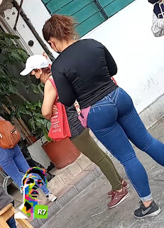 Guapa mujer trasero redondo levantado pantalon apretado