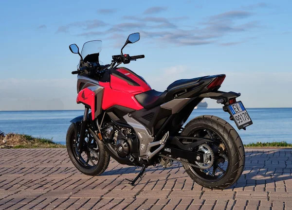 Nova Honda NC 750X 2022 tem câmbio automático DCT opcional - fotos e preços