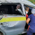 Passageiro de 82 anos morre após taxista perder controle do carro e bater em poste
